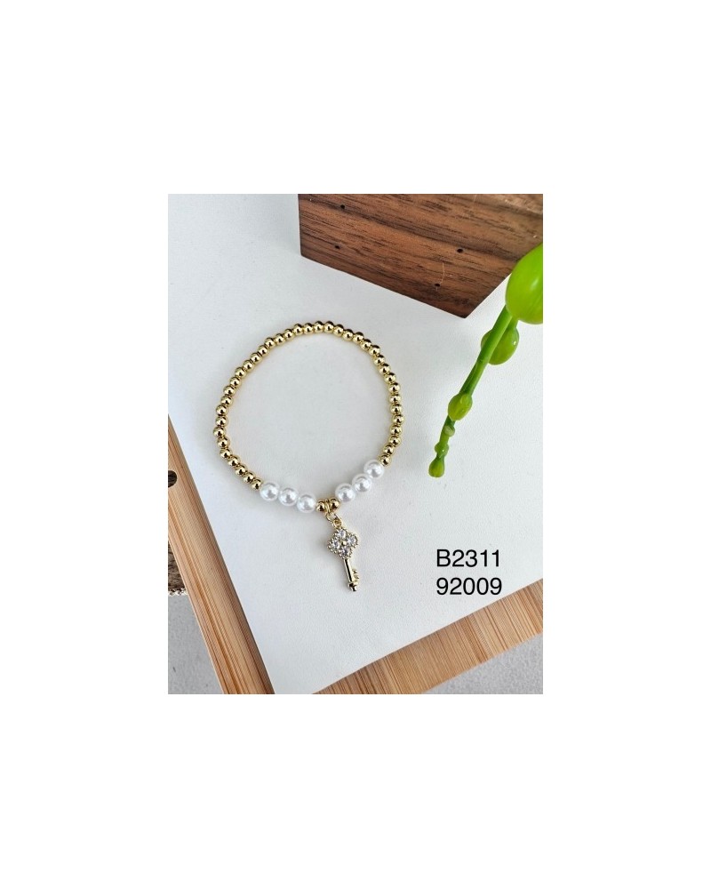 Brazalete con Cuentas Doradas, Perlas y Dije de Llave – Un toque de lujo y distinción en un solo accesorio Brazalete con Cuentas Doradas, Perlas y Dije de Llave – Un toque de lujo y distinción en un solo accesorio