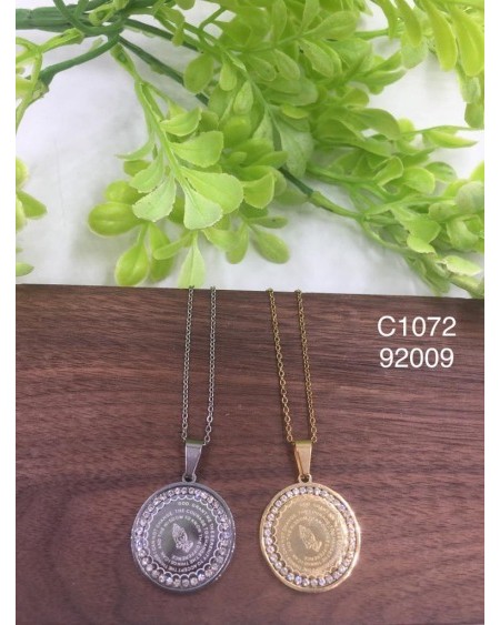 Collar con colgante elegante de manos en oración