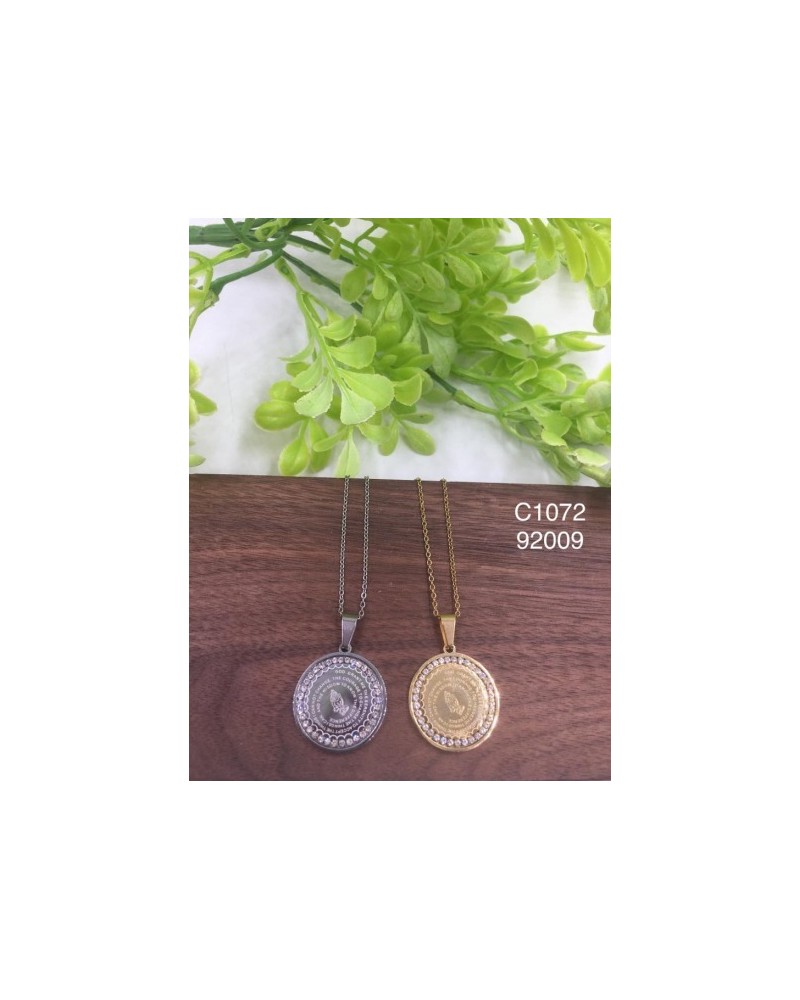 Collar con colgante elegante de manos en oración