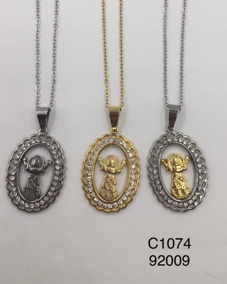 Collar con colgante ovalado de figura infantil y detalles de cristal