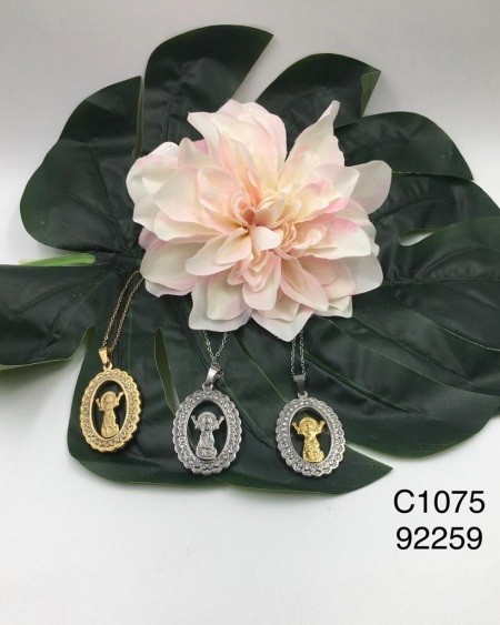 Collar con colgante ovalado de figura infantil religiosa