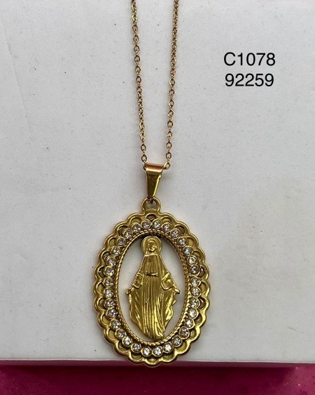 Collar con colgante dorado de la Virgen María