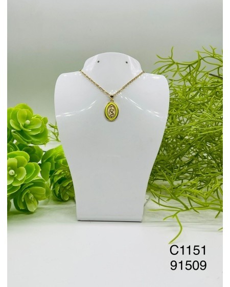 Collar con colgante ovalado dorado con ícono religioso