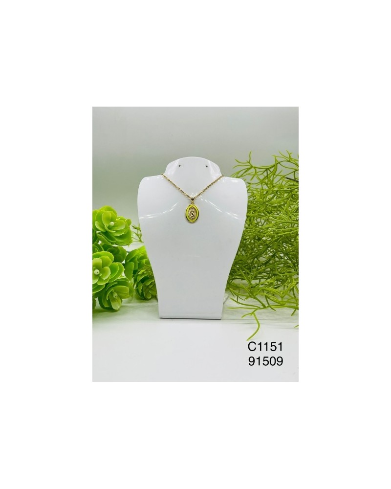 Collar con colgante ovalado dorado con ícono religioso