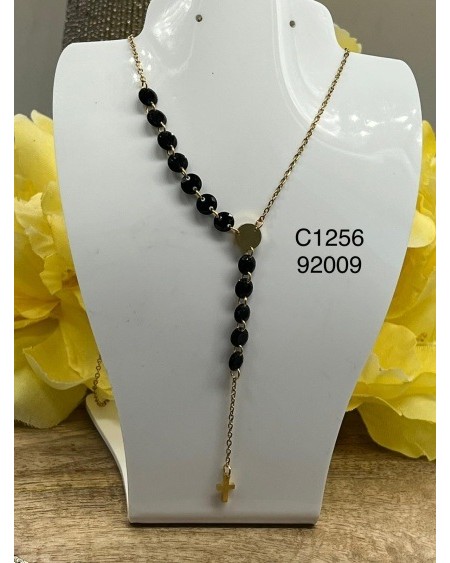 Collar de cruz con cuentas negras