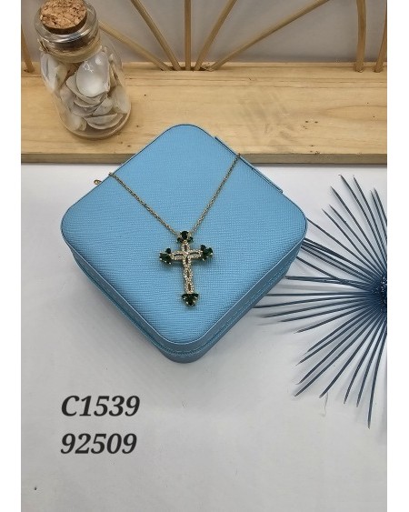 Collar con Cruz Dorada y Esmeraldas | Elegancia y Fe en una Joya