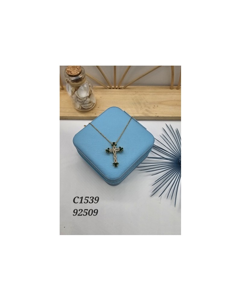 Collar con Cruz Dorada y Esmeraldas | Elegancia y Fe en una Joya