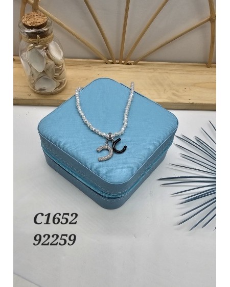 Collar de Perlas con Letra ‘C’ - Personalización y Brillo Sofisticado