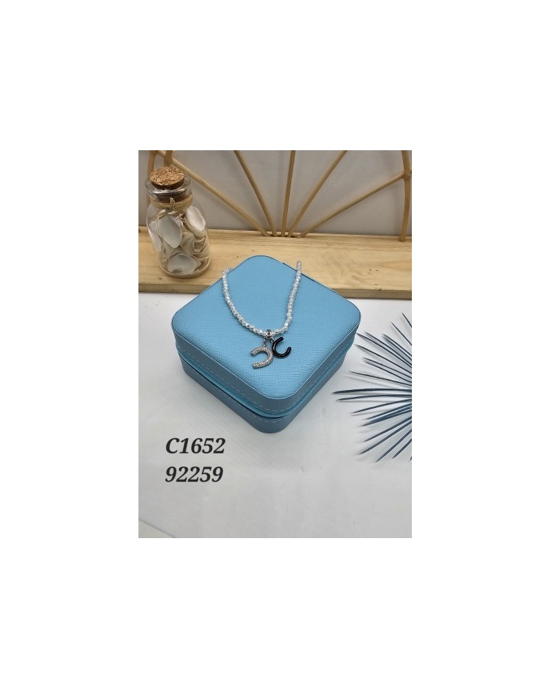 Collar de Perlas con Letra ‘C’ - Personalización y Brillo Sofisticado