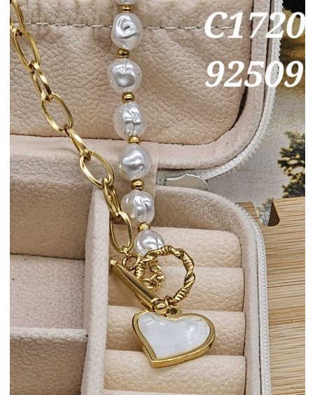 Collar con Perlas y Colgante de Corazón - Clásico y Moderno en una Pie