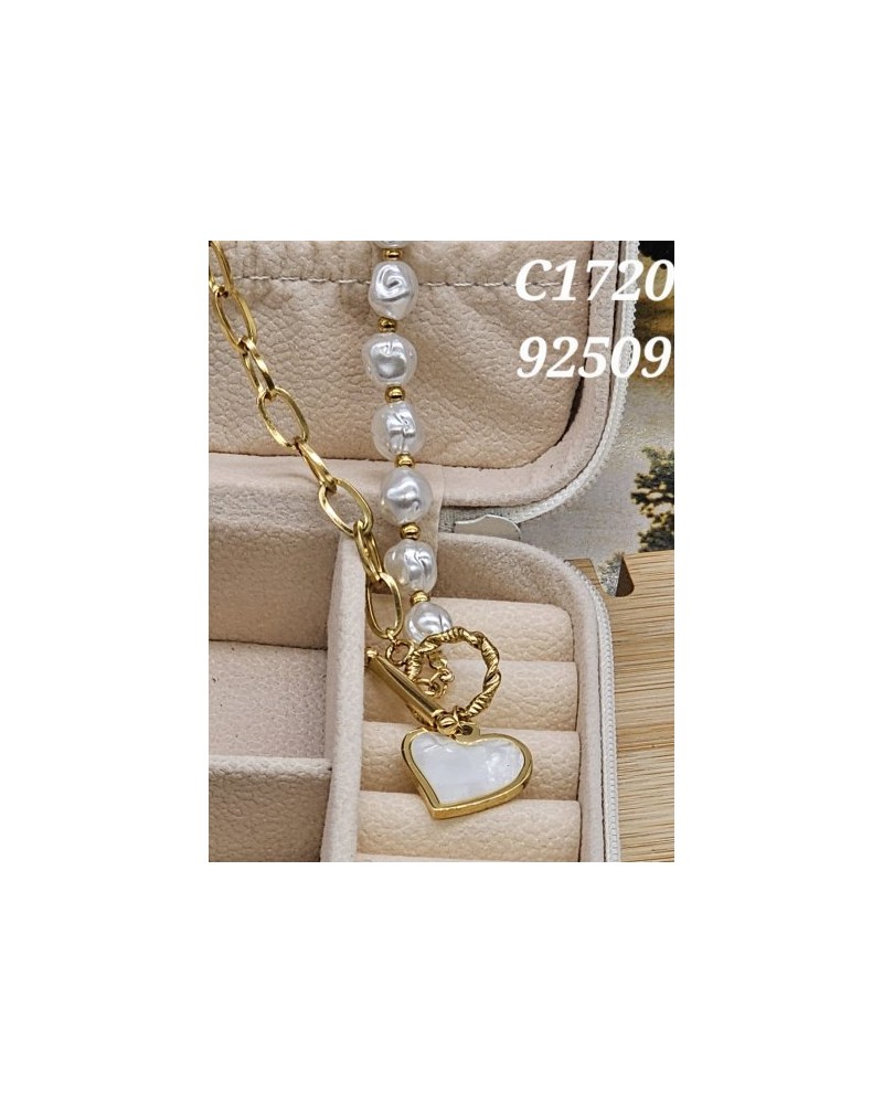 Collar con Perlas y Colgante de Corazón - Clásico y Moderno en una Pie