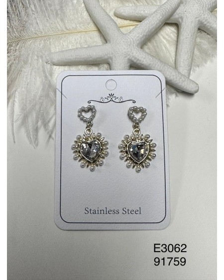 E3062 – Aretes de Corazón con Cristales y Perlas – Estilo Clásico y Sofisticado