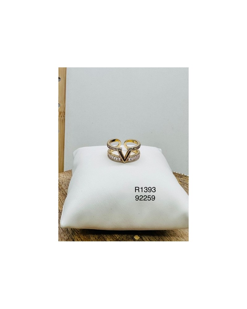 R1393: Anillo en Forma de V con Cristales Baguette | Glamour y Sofisticación R1393: Anillo en Forma de V con Cristales Baguette | Glamour y Sofisticación