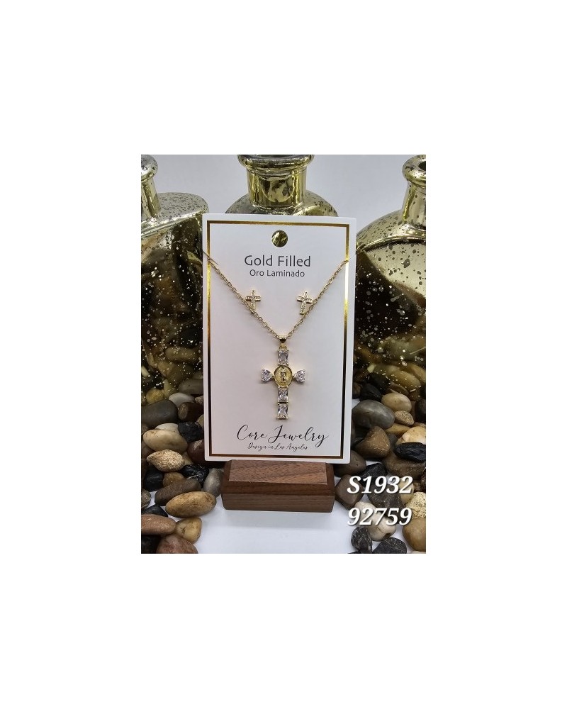 S1932: Collar con Cruz Chapeada en Oro y Aretes – Joyería Clásica y Elegante S1932: Collar con Cruz Chapeada en Oro y Aretes – Joyería Clásica y Elegante