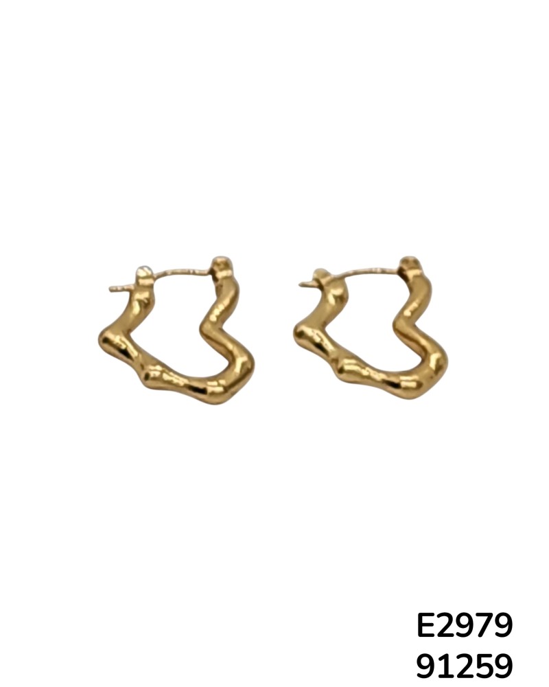 E2979: Aretes en forma de corazón con líneas orgánicas y acabado dorado. Hechos en acero inoxidable