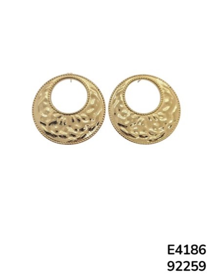 E4186  Aretes con un diseño circular con un recorte central en acero inoxidable con acabado texturizado dorado pulido