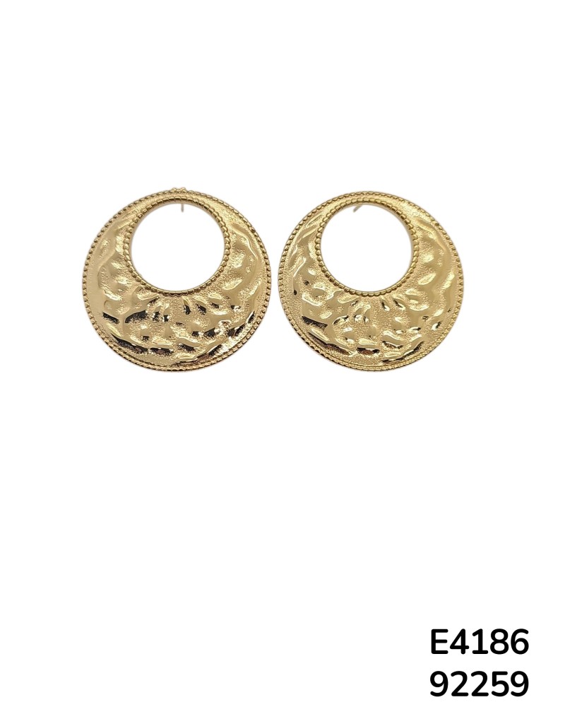 E4186  Aretes con un diseño circular con un recorte central en acero inoxidable con acabado texturizado dorado pulido