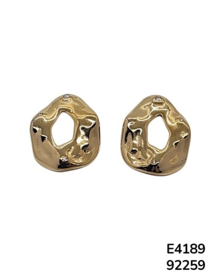 E4189 Aretes con un diseño circular con un recorte central en acero inoxidable con acabado texturizado dorado pulido