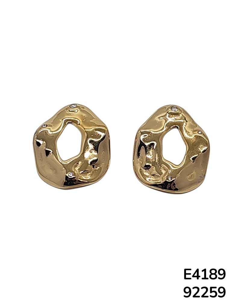 E4189 Aretes con un diseño circular con un recorte central en acero inoxidable con acabado texturizado dorado pulido