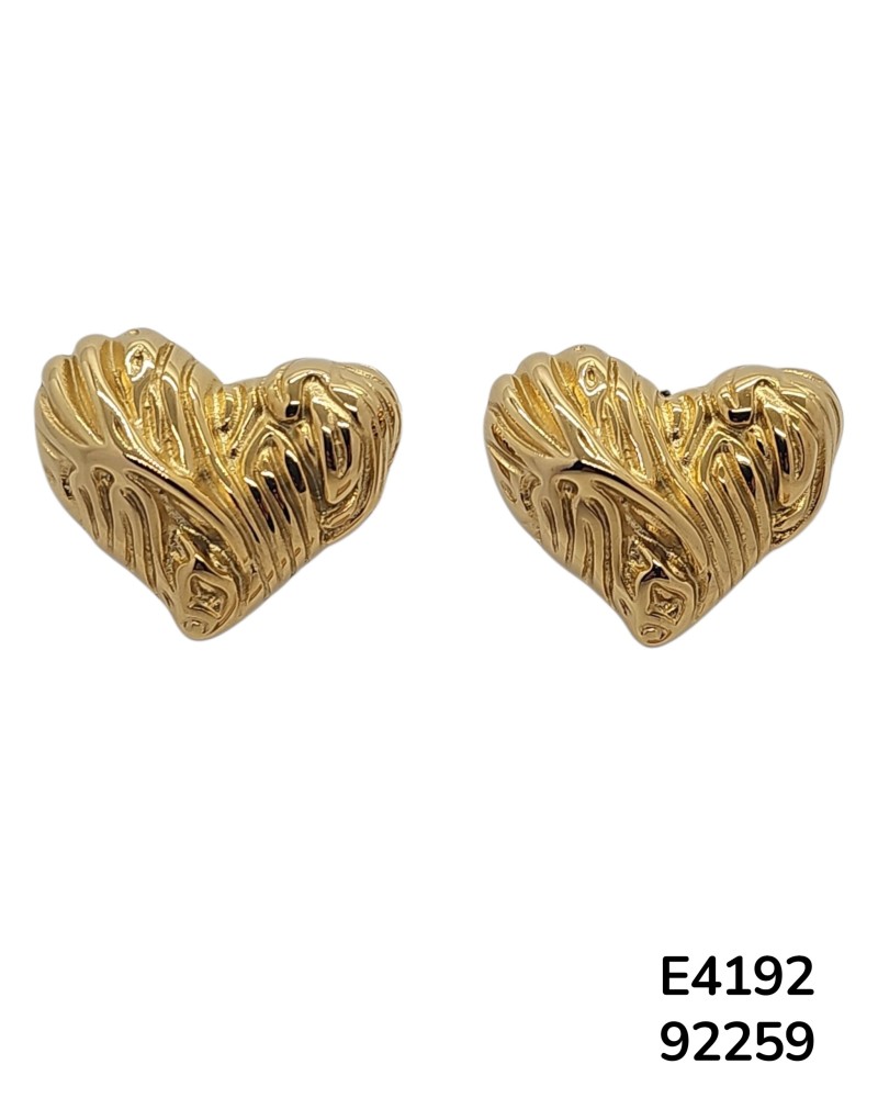 E4192 Aretes forma de corazón de superficie texturizada y ondulada en color dorado