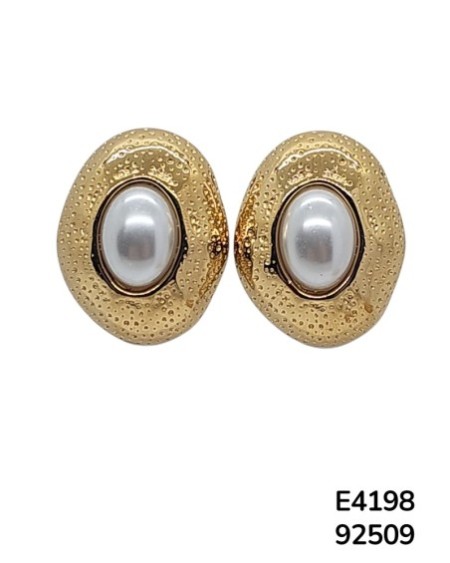 E4198 Aretes ovalados con patrón texturizado que rodea una perla central