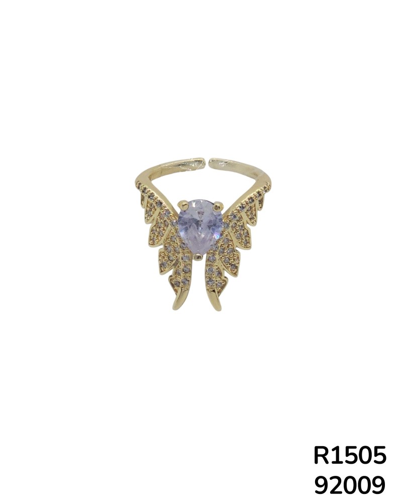 R1505 - Anillo Chapado en Oro con un diseño de alas con finos detalles de cristal.