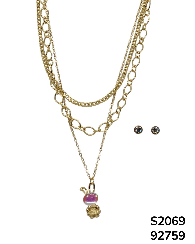 S2069  Conjunto de Cadena triple con dije de conejita con piedra aperlada y pendientes de cristal.