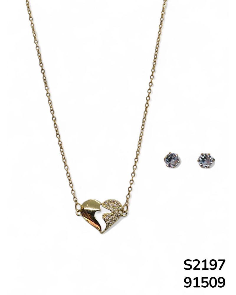 S2197 Conjunto de cadena con dije de corazón partido decorado con cristales y aretes de Cristal facetado.